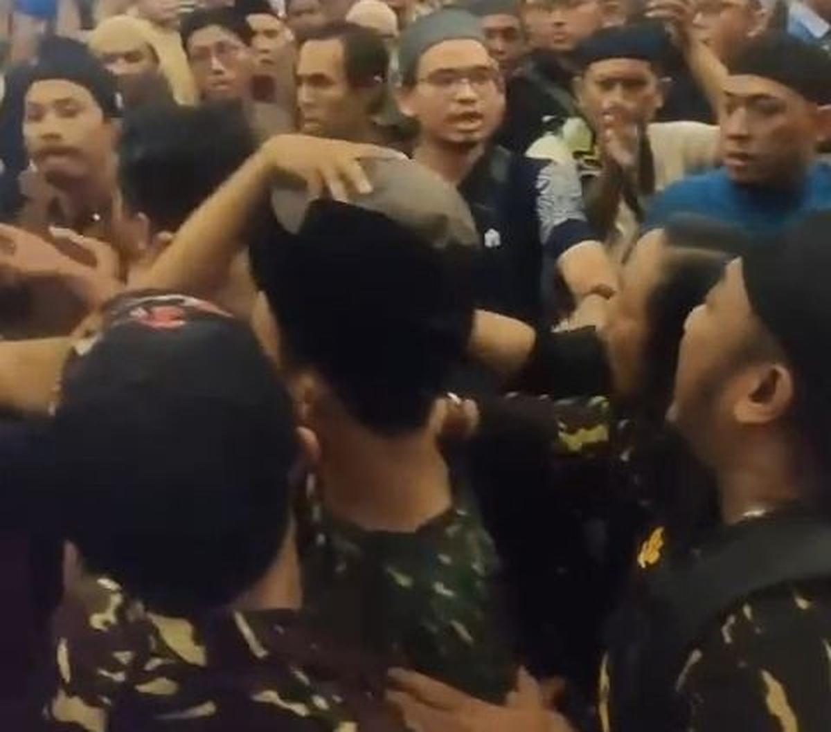 PAC GP Ansor dan Banser Gunung Anyar menolak kedatangan Ustaz Riza Syafiq Hasan Basalamah. Sebab, diduga terindikasi berasal dari kelompok Hizbut Tahrir Indonesia (HTI), organisasi yang telah dibubarkan pemerintah.