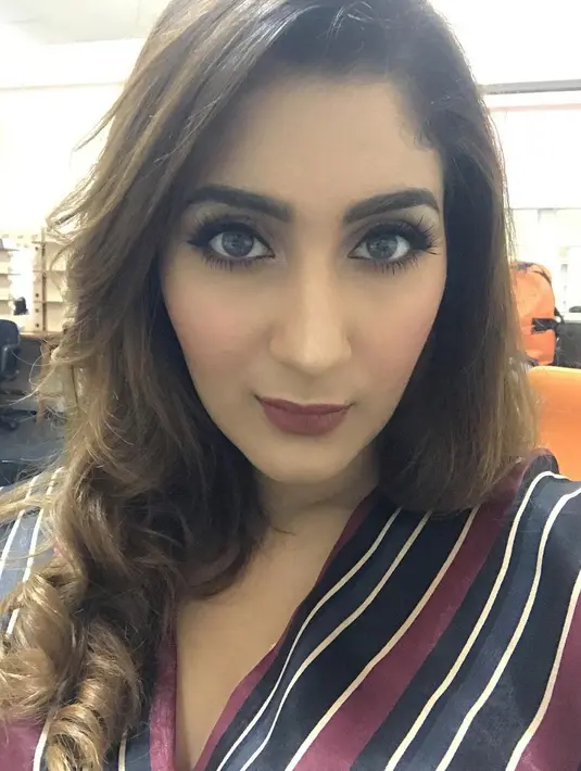 Tania Nadira sempat jadi sorotan publik setelah ia memutuskan untuk melepas hihab. Meskipun banyak mendapatkan komentar pedas, akan tetapi tak sedikit pula yang memuji kecantikannya. (Foto: instagram.com/tanianadiraa)