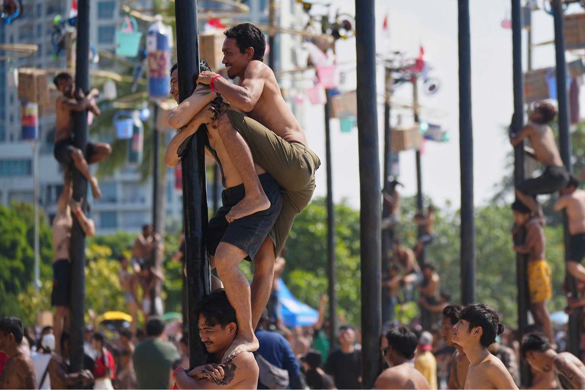 FOTO: Serunya Panjat Pinang di Ancol, 400 Peserta Rebut Hadiah Kemerdekaan