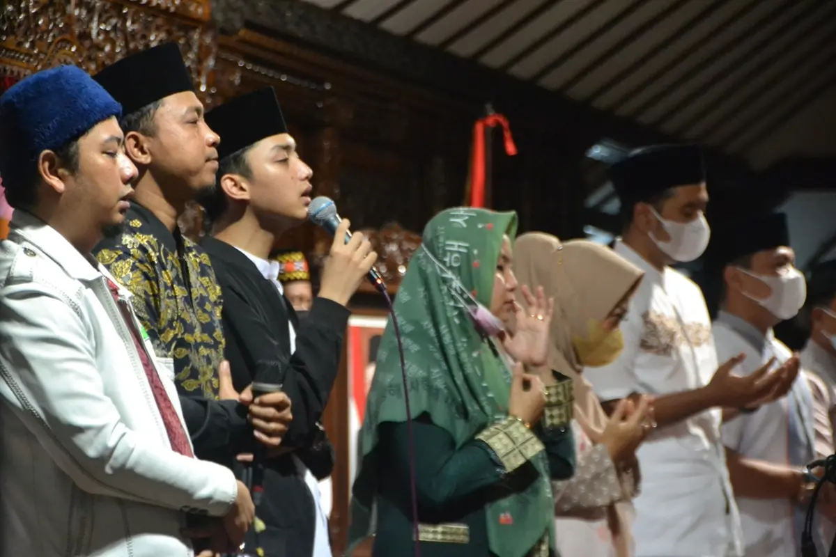Purbalingga Bersholawat dalam rangkaian peringatan Maulid Nabi Besar Muhammad SAW dan Hari Santri Nasional 2021, menghadirkan Gus Azmi. (Foto: Liputan6.com/Humas Pemkab Purbalingga)