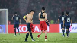 Pemain Timnas Indonesia, Justin Hubner (kanan) dan pemain Jepang, Wataru Endo berbincang setelah bertukar jersey pada akhir laga lanjutan putaran ketiga Grup C Kualifikasi Piala Dunia 2026 di Stadion Utama Gelora Bung Karno (SUGBK), Senayan, Jakarta, Jumat (15/11/2024). (Bola.com/Bagaskara Lazuardi)