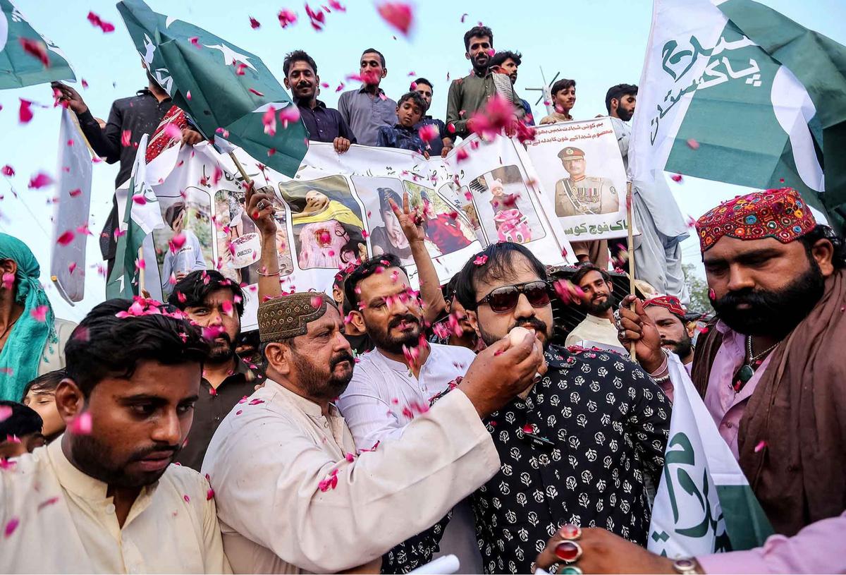 FOTO: Ekspresi Kegembiran Warga Pakistan Usai Gencatan Senajata India-Pakistan