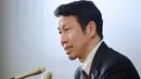 Gubernur Niigata, Ryuichi Yoneyama menghadiri konferensi pers di kota Niigata, Jepang, 17 April 2018. Yoneyama (50) yang berstatus single ini mengakui memiliki hubungan dengan wanita yang bekerja di lingkungan prostitusi. (JIJI PRESS / AFP)
