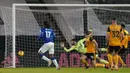 Gelandang Everton, Alex Iwobi (kiri) mencetak gol pertama timnya ke gawang Wolverhampton Wanderers dalam laga lanjutan Liga Inggris 2020/21 di Molineux Stadium, Selasa (12/1/2021). Everton menang 2-1 atas Wolverhampton Wanderers. (AFP/Tim Keeton/Pool)