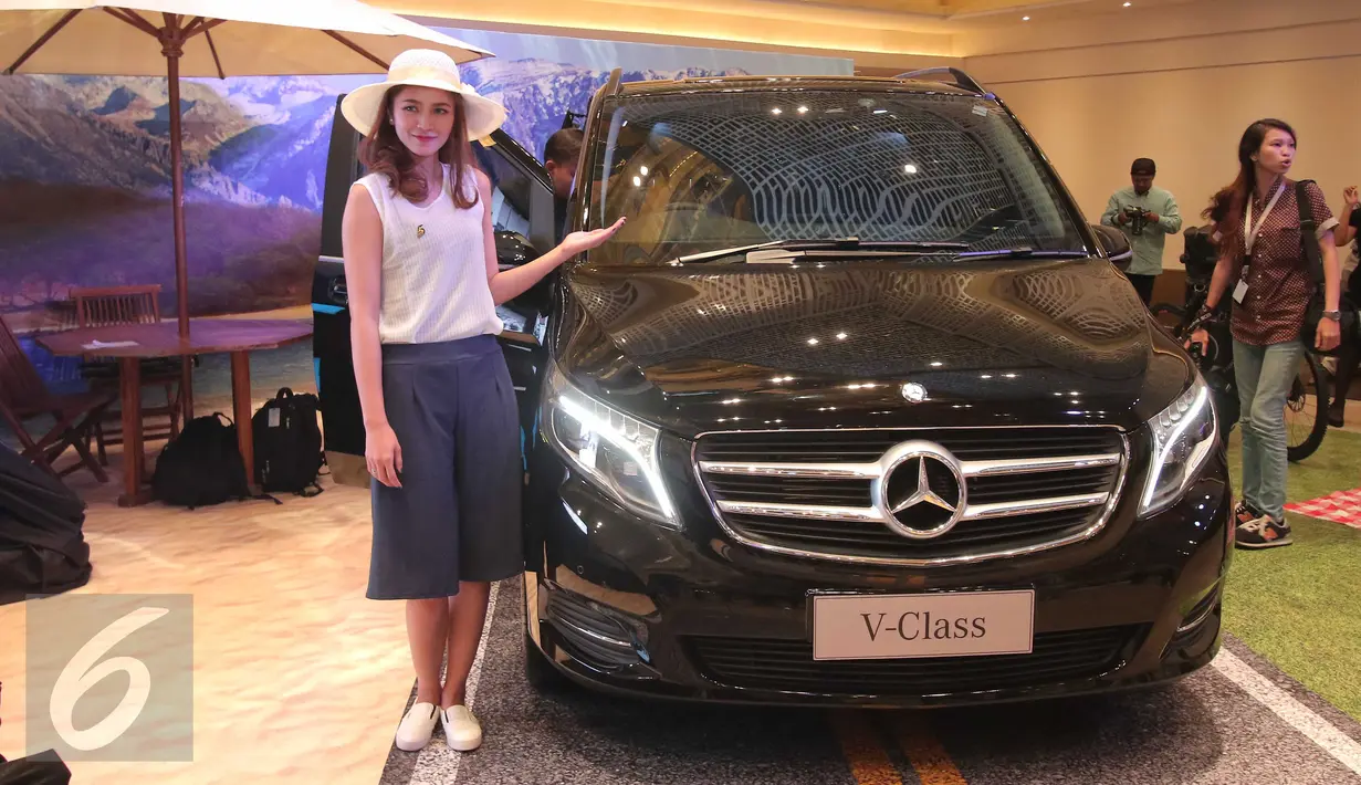 Seorang model berpose dekat Merci New V-Clas saat peluncuran di Jakarta, Rabu (30/3/2016). Mobil  asal Jerman tersebut dibandrol dengan harga Rp1,229 miliar (Liputan6.com/Angga Yuniar)