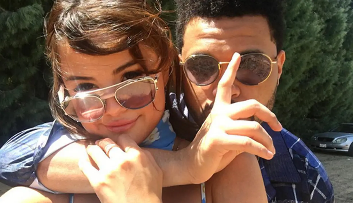 Pasangan Selena Gomez dan The Weeknd memang selalu mengumbar mesra saat berada di publik. Dimulai sejak keduanya tertangkap kamera sedang berciuman saat baru mulai berpacaran. (Instagram/Selenagomez)