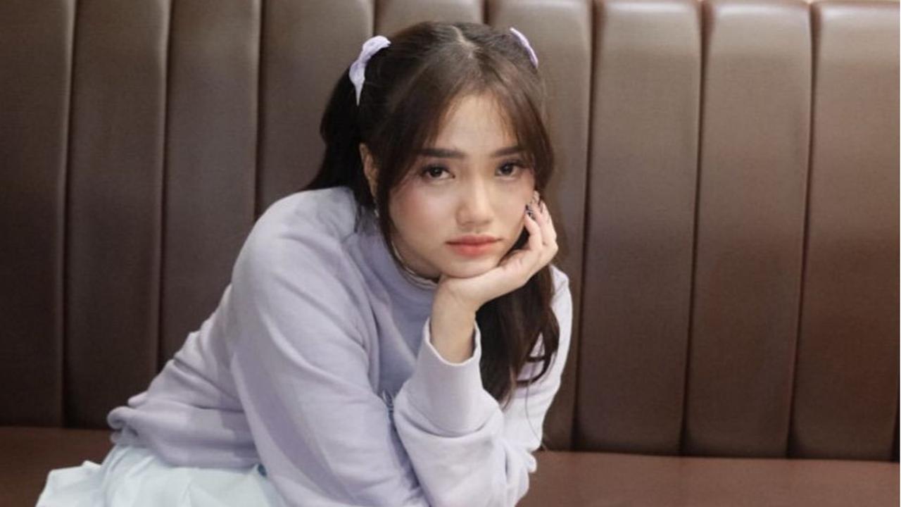 Tampilan Fuji dengan Outfit Ungu, Penuh Pesona hingga Dipuji Menggemaskan