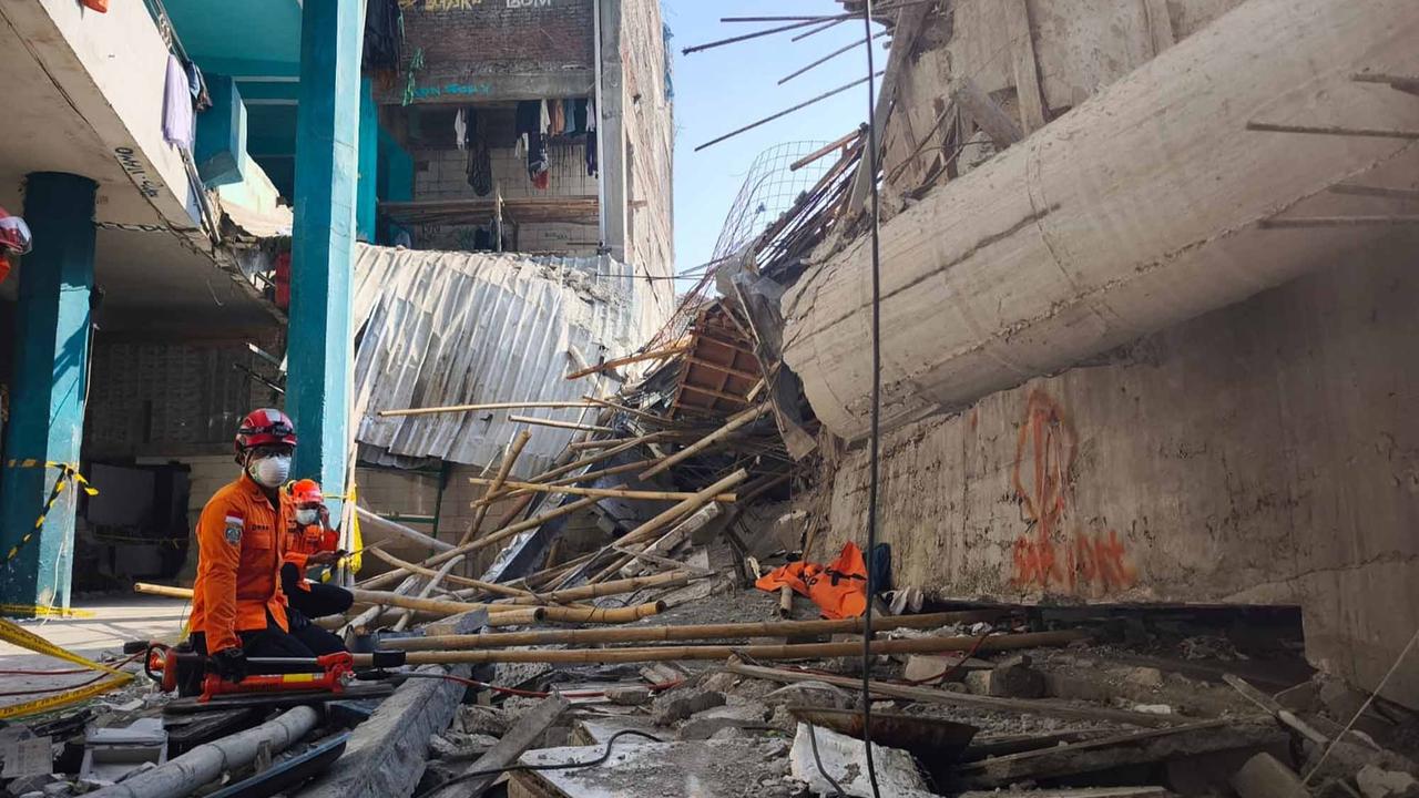 FOTO: Basarnas Evakuasi Empat Korban di Reruntuhan Musala Ponpes Al Khoziny