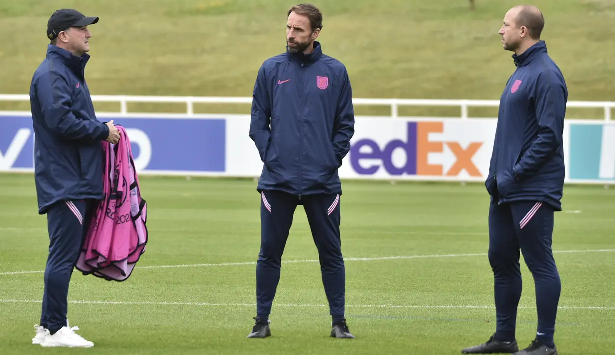 Pelatih Inggris, Gareth Southgate (tengah) berbincang selama sesi latihan di St George's Park, Burton upon Trent, Inggris (28/6/2021). Inggris akan bertanding melawan Jerman pada babak 16 besar Euro 2021 di Stadion Wembley. (AP Photo/Rui Vieira)