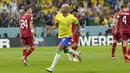Penyerang Brasil Richarlison berselebrasi setelah mencetak gol pertama untuk timnya ke gawang Serbia pada laga perdana Grup G Piala Dunia 2022 Qatar di Lusail Stadium, Jumat (24/11/2022) dini hari WIB. Umpan Vinicius Jr diakhiri dengan sepakan akrobatik Richarlison dengan satu kali kontrol. Brasil 2-0 Serbia.
(AP Photo/Andre Penner)