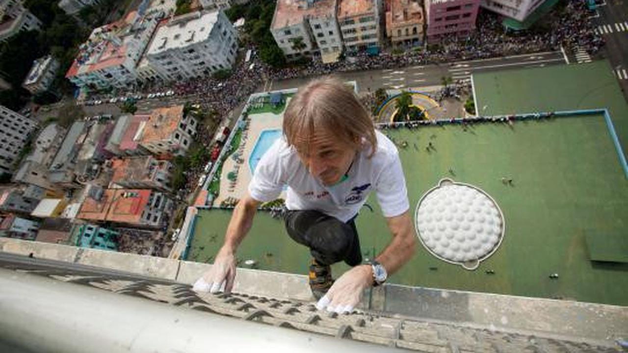 "Spiderman" kembali beraksi panjat hotel