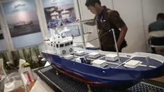 Sebuah replika kapal dalam pameran INAMARINE 2016 di JiExpo Kemayoran Jakarta, Rabu (18/5). Pameran tersebut menampilkan teknologi dan peralatan perkapalan, shipyard, offshore, pelabuhan, coating, cat, pengelasan dan logistik. (Liputan6.com/Faizal Fanani)