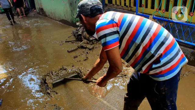 Usai Banjir, Warga Kampung Melayu Gelar Kerja Bakti