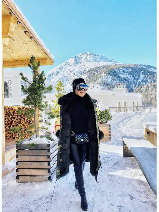 Kaca mata hitamnya yang sangat besar bahkan menutupi sebagian wajahnya ini membuat tampilannya sangat cetar membahana. Terlebih dengan parka bulu-bulunya dan bootsnya yang keren banget. (Instagram/princessyahrini)