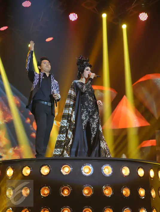Penampilan duet Syahrini bersama Cakra Khan dalam konser The Biggest Concert 'Dream Big' di Studio Emtek, Jakarta, Jumat (29/1). Dalam konser bernuansa glamor itu, Syahrini membawakan 15 lagu. (Liputan6.com/Faizal Fanani)