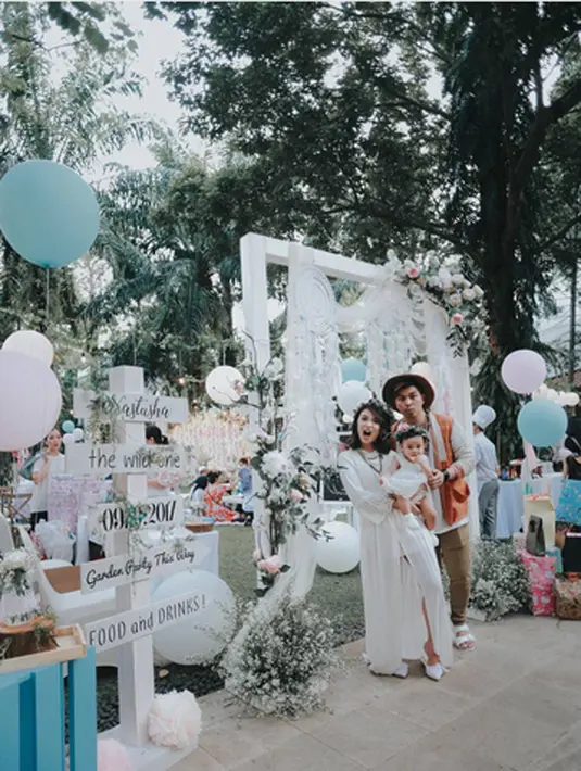 "Terima kasih untuk semua yang datang ke pesta ulang tahun pertama Nastusha kemarin malam. Nastusha senang sekali!" tulis Chelsea Olivia dalam bahasa Inggris. (Instagram/glennalinskie)
