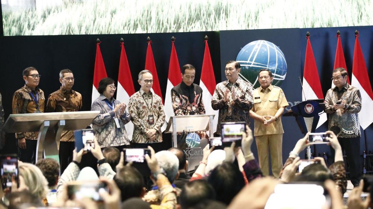 Sebagaimana diketahui, OJK resmi memberikan izin usaha penyelenggara bursa karbon kepada BEI.