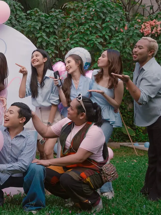 Gaya Kompak Serba Baby Blue Syifa Hadju, Mikha Tambayong, dan Elina Joerg di Acara Gender Reveal Steffi Zamora