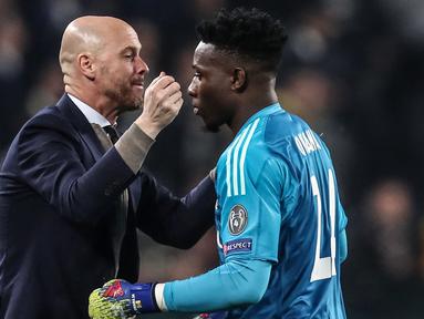 Pelatih kepala Ajax Amsterdam, Erik ten Hag (kiri) memeluk kiper Andre Onana setelah laga perempat final Liga Champions 2018/2019 melawan Juventus di Juventus Stadium, Turin, 16 April 2019. (AFP/Isabella Bonotto)