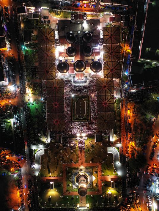 Bahkan, satu ruas jalan menuju masjid sampai ditutup untuk menjadi tempat parkir jemaah. (CHAIDEER MAHYUDDIN/AFP)
