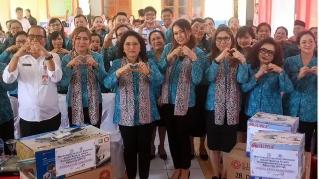 TP PKK Sulawesi Utara Salurkan Bantuan Peningkatan Peran Perempuan di Sindulang