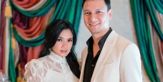 Layaknya pasangan muda, keduanya juga masih sering tampil kompak dengan outfit serasi. Couple goals! [Foto: IG/titi_kamall].