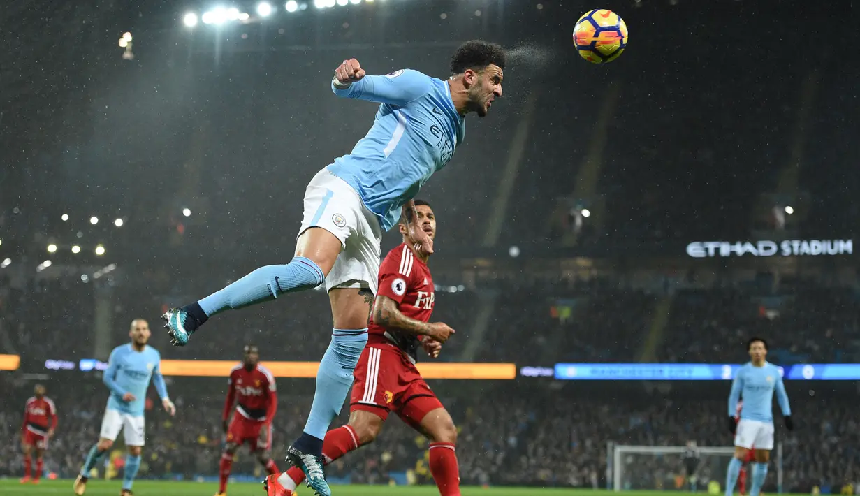Pemain Manchester City, Kyle Walker menghalau bola dari kejaran pemain Watford pada lanjutan Premier League di Etihad stadium, Manchester, (2/1/2018).  City menang 3-1. (AFP/ Oli Scarff)