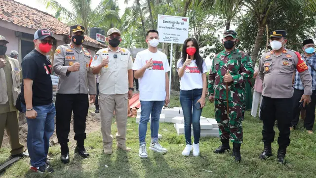 Wanda Ponika bersama Raffi Ahmad saat peresmian Desa Kekebalan Komunal Banjar Sari