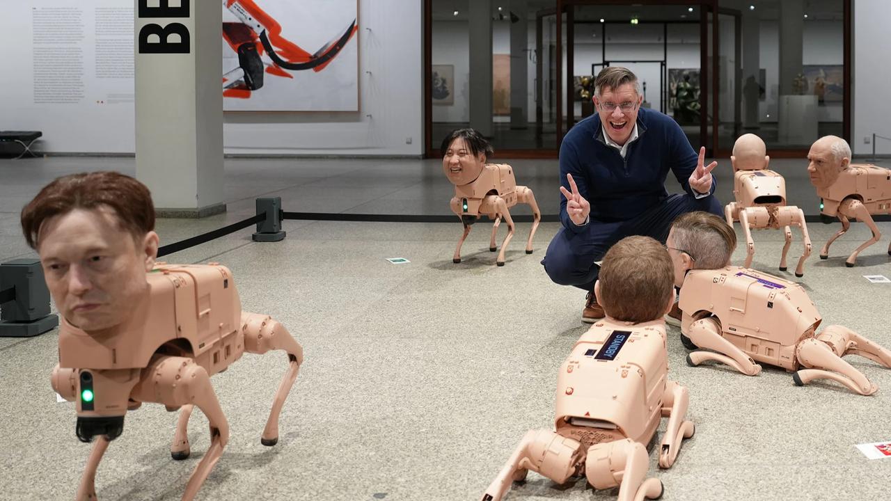 FOTO: Robot Anjing Berwajah Tokoh Dunia Hadirkan Kritik AI di Galeri Berlin