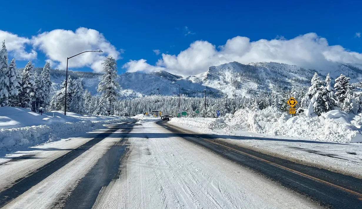 Jalan Raya Sierra kembali dibuka kru membersihkan di South Lake Tahoe, California, Amerika Serikat, 1 Januari 2023. Badai dahsyat yang menerjang California menyebabkan banjir, pohon tumbang, hingga tanah longsor. (Caltrans District 3 via AP)