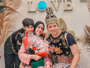 Fairuz A Rafi mendapat kejutan ultah unik tengah malam. Saat cosplay jadi Gatot Kaca, Sonny Septian mengaku tak mengerti kenapa bisa terpikir ide tersebut. Yang terpenting adalah membuat istrinya bahagia di hari istimewa. King Faaz juga tampak memakai kostum karakter wayang, meski tak selengkap sang ayah. (Liputan6.com/IG/@sonnyseptian)