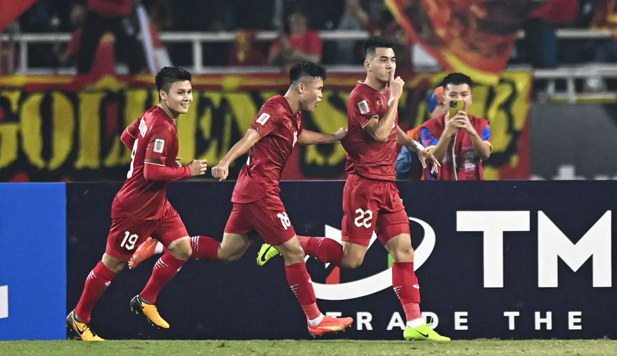 Gelar Top Skor Piala AFF 2022 juga berhasil disabet oleh Nguyen Tien Linh. Ia juga berhasil mengoleksi 6 gol seperti Teerasil Dangda. Penyerang 25 tahun itu berhasil menyarangkan 3 gol saat laga fase Grup B Piala AFF 2022, yaitu saat melawan Laos, Malaysia, dan Myanmar. Sementara itu, 3 gol Tien Linh lainnya dicetak ketika fase gugur saat leg kedua semifinal melawan Indonesia (2) dan leg pertama final melawan Thailand (1). (AP Photo/Nguyen Manh Quan)