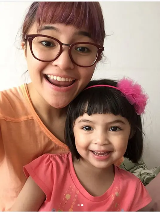 "kami menyebutnya #keluarga." tulis mantan suami Marshanda tersebut sebagai keterangan dua foto bersama mantan istrinya yang diunggah tepat Hari Kartini. (Instagram/benkasyafani)