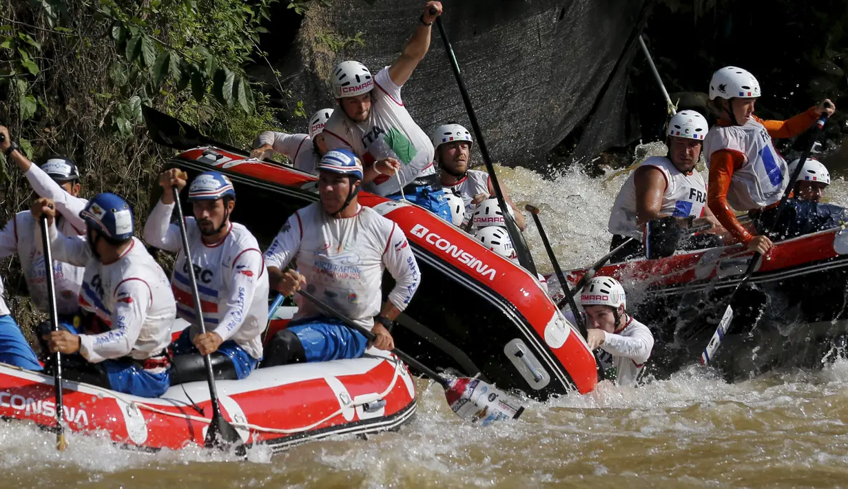 Tim Arung Jeram dari negara Kroasia,Italia dan Perancis (ki-ka) bersaing di Kejuaraan Dunia Arung Jeram 2015, Sukabumi, Jawa Barat, (7/12). Sebanyak 23 negara dari berbagai belahan benua mengikuti kejuaraan dunia ini. (REUTERS/Beawiharta)