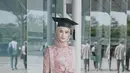 Saat wisuda, selebgram Dwi Handayani memilih kebaya dusty pink dengan bordir bunga dan pita. Jarik batik serta hijab yang senada, menyempurnakan tampilannya. (Instagram/dwihandaanda).