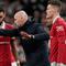 Pelatih Kepala Manchester United, Erik Ten Hag (tengah) berbicara dengan Bruno Fernandes (kiri) saat pertandingan sepak bola final Piala Liga Inggris antara Manchester United dan Newcastle United di Stadion Wembley di London, Minggu, 26 Februari 2023. Manchester United sukses mengakhiri puasa gelar pada Minggu (26//2023). MU menjadi juara Piala Liga Inggris atau Carabao Cup 2022/2023 setelah menang 2-0 atas Newcastle United di Stadion Wembley, London. (AP Photo/Alastair Grant)