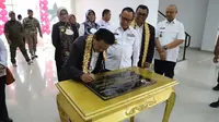 Kepala Perpusnas Muhammad Syarif Bando, saat meresmikan gedung layanan perpustakaan umum Kabupaten Mesuji, Rabu (30/11/2022). (Liputan6.com/ Ist)