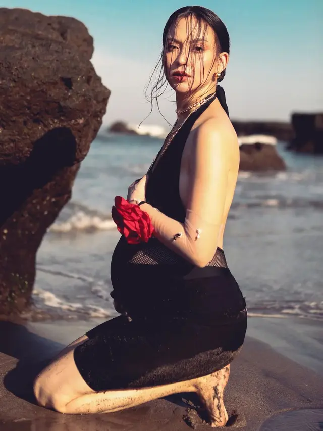 [Fimela] Karina Nadila Maternity Shoot