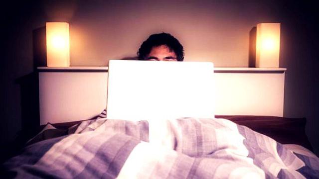 Ilustrasi Nonton Film Porno dengan Pasangan