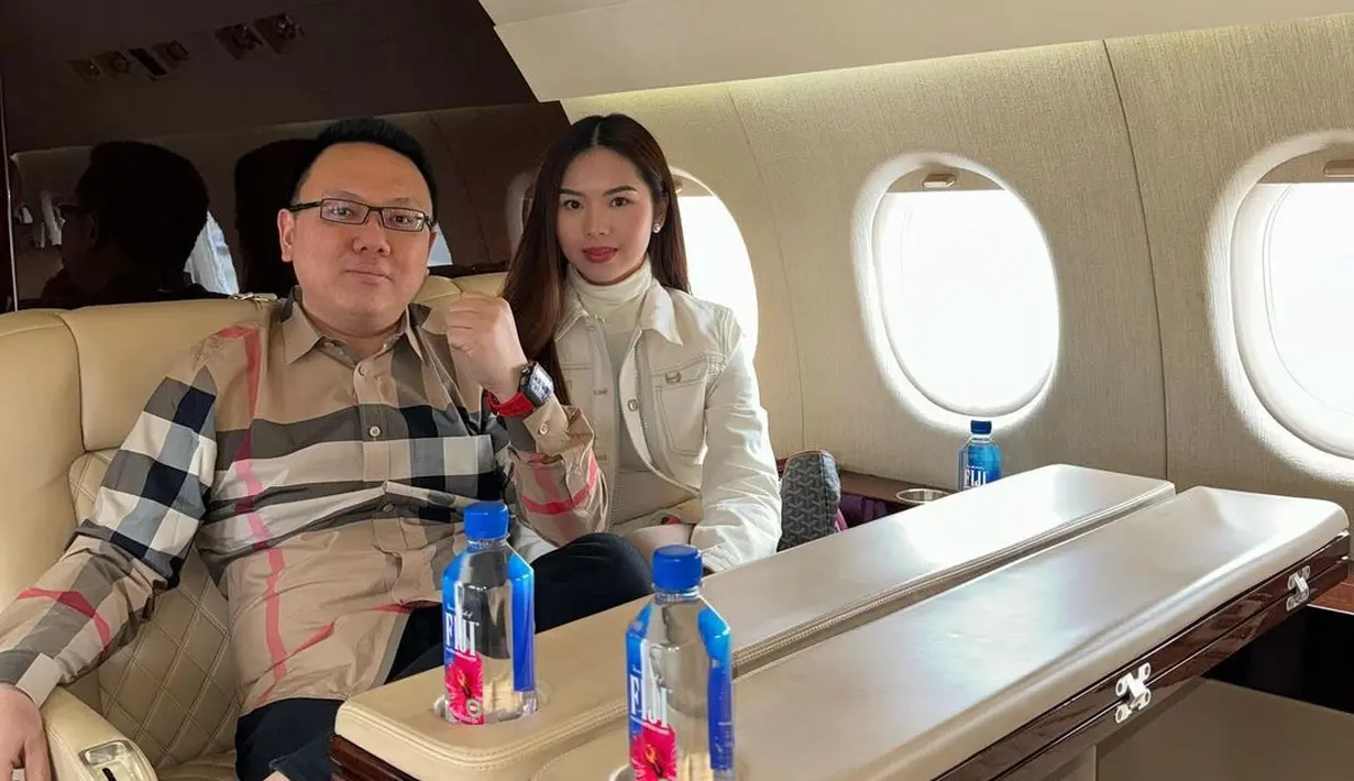 Ryan Harris sendiri memilih sebuah kemeja dari high end brand dan memadukannya dengan celana panjang hitam. [Foto: Instagram/gwen_ashley]