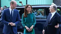 Kedatangan Kate Middleton dan Pangeran William disambut Pangeran Shah Karim Al Hussaini, Aga Khan IV saat mengunjungi Aga Khan Centre di London, Inggris. (Jeff Spicer / POOL / AFP)