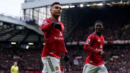 Selebrasi Casemiro usai dirinya berhasil mencetak gol pembuka ketika Manchester United menang atas Fulham di Old Trafford, Minggu (1/2/2026) malam WIB. (AP Photo/Martin Rickett)
