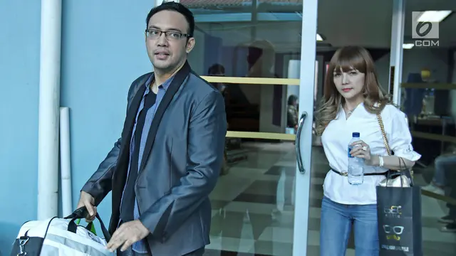 Ibunda Sandy Tumiwa Permasalahkan Foto Syur Shinta Bebi‎ - ShowBiz