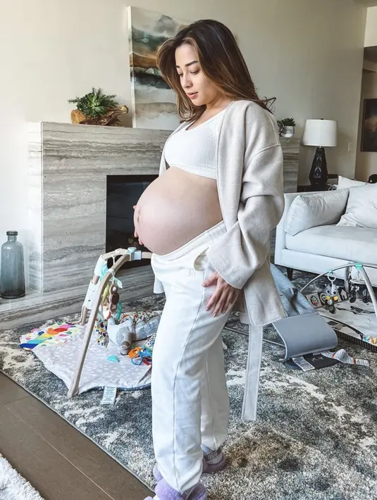 Sebelum melahirkan, Nikita Willy pun mengunggah potret dirinya terakhir kali dengan baby pumpnya. Ia mengenakan bralatte putih di cardigannya dengan celana traning putihnya. @nikitawillyofficial94