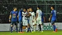Makan Konate terlibat friksi dengan Hariono saat duel Arema FC kontra Persib Bandung di Stadion Kanjuruhan, Kab. Malang, Rabu (30/7/2019). (Bola.com/Iwan Setiawan)
