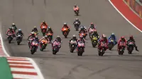 Sementara itu Marc Marquez (belakang) yang absen di dua balapan sebelumnya berhasil finis di posisi ke-6 setelah mengalami insiden start yang aneh. Start di posisi ke-9, Marquez harus melorot ke posisi buncit setelah diduga menekan tombol yang salah saat start. (AP/Eric Gay)