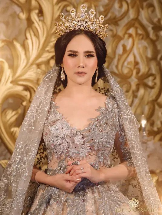 Tiap kali tampil di atas panggung dengan suara emasnya, Mulan tak jarang tampil dengan pesona yang mewah. Seperti ini contohnya, dengan gaunnya yang gemerlap, Mulan juga memakai mahkota emas di kepala. (Instagram/mulanjameela1)