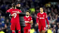 Pelatih Liverpool, Jurgen Klopp, memeluk Darwin Nunez setelah ditaklukkan Everton pada laga Liga Inggris dalam duel tunda pekan ke-29 Premier League 2023/2024, Kamis (25/4/2024). Kekalahan ini membuat selisih poin dari pemuncak klasemen Liga Inggris semakin lebar. (Peter Byrne/PA via AP)