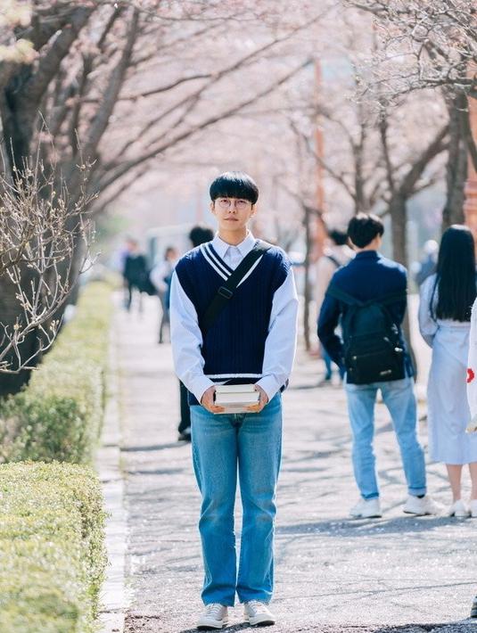 <p>Kim Jung Ho si mahasiswa jenius. Kacamata dan tumpukan buku tebal menggambarkan sosoknya yang kutubuku. (Foto: KBS2 via allkpop)</p>