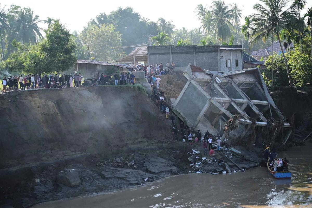 FOTO: Akses Terputus, Warga Bireuen Terisolasi Usai Banjir Besar Hancurkan Sembilan Jembatan